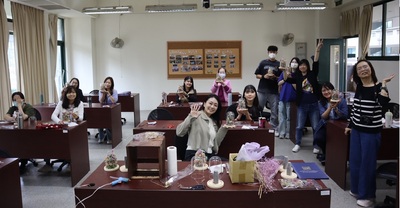 高雄大學管理學院舉辦-【創新教學工作坊】聖誕手作花藝體驗課程圖片