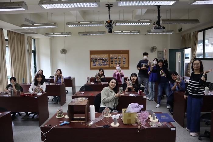高雄大學管理學院舉辦-【創新教學工作坊】聖誕手作花藝體驗課程圖片