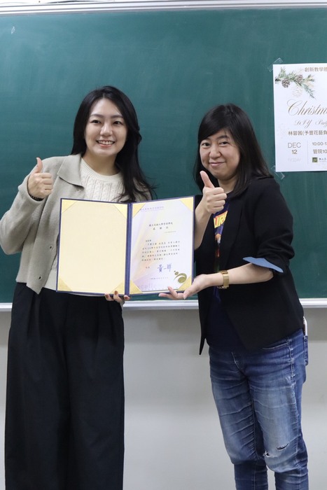 高雄大學管理學院舉辦-【創新教學工作坊】聖誕手作花藝體驗課程圖片